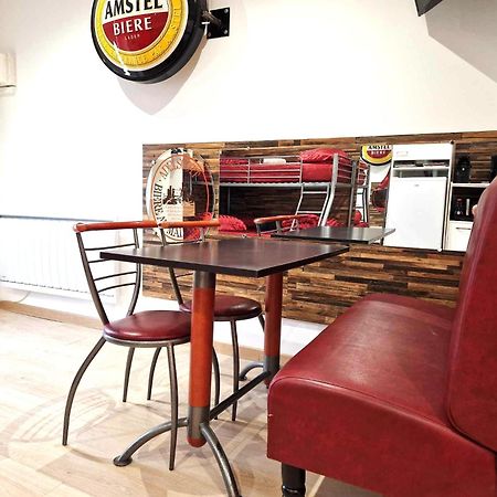 03 - Joli Studio Traversant Situe Au Rdc Avec 2 Lits, Tout Equipe Pour 1, 2 Ou 3 Personnes Maximum, Entree Independante Donnant Sur Parking Dont Une Place Est Reservee Devant La Porte, Grand Fourgon Possible Et Petit Jardin Sur L'Arriere Comme Une Ma Razac-sur-lʼIsle Exteriér fotografie