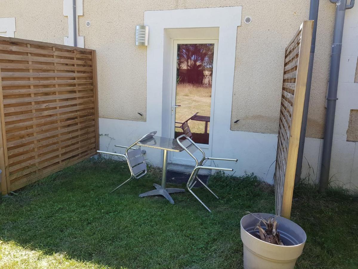 03 - Joli Studio Traversant Situe Au Rdc Avec 2 Lits, Tout Equipe Pour 1, 2 Ou 3 Personnes Maximum, Entree Independante Donnant Sur Parking Dont Une Place Est Reservee Devant La Porte, Grand Fourgon Possible Et Petit Jardin Sur L'Arriere Comme Une Ma Razac-sur-lʼIsle Exteriér fotografie