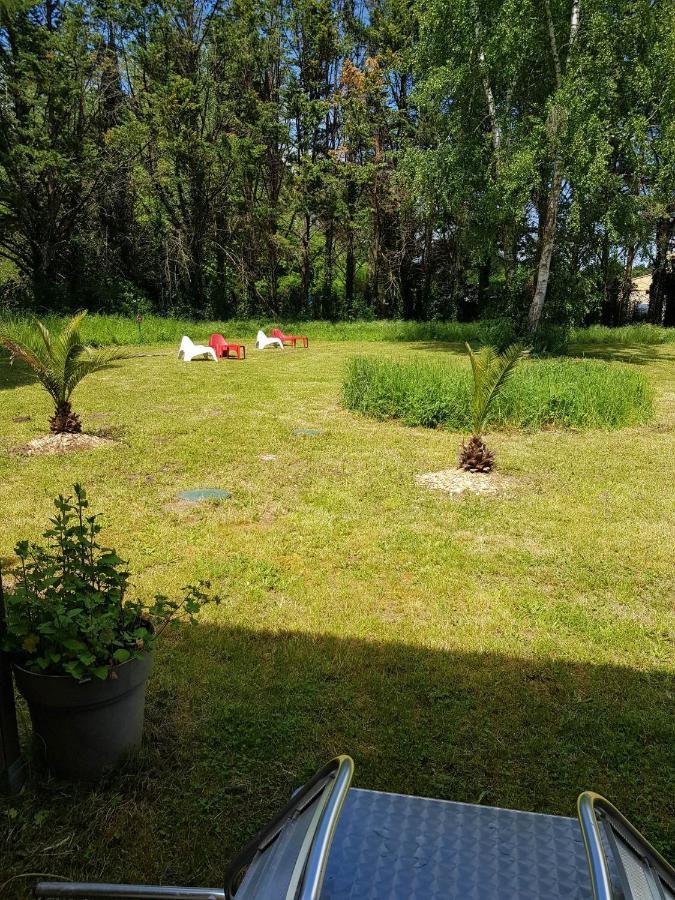 03 - Joli Studio Traversant Situe Au Rdc Avec 2 Lits, Tout Equipe Pour 1, 2 Ou 3 Personnes Maximum, Entree Independante Donnant Sur Parking Dont Une Place Est Reservee Devant La Porte, Grand Fourgon Possible Et Petit Jardin Sur L'Arriere Comme Une Ma Razac-sur-lʼIsle Exteriér fotografie