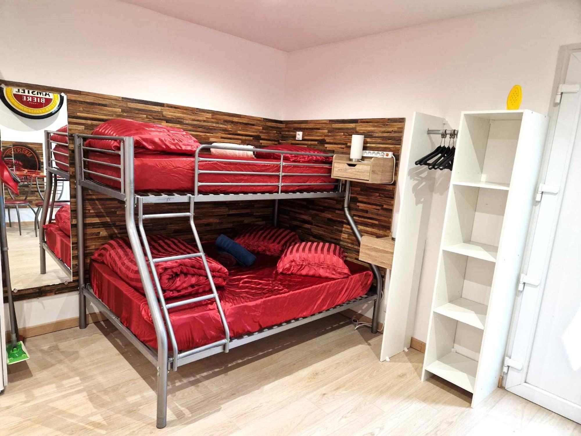 03 - Joli Studio Traversant Situe Au Rdc Avec 2 Lits, Tout Equipe Pour 1, 2 Ou 3 Personnes Maximum, Entree Independante Donnant Sur Parking Dont Une Place Est Reservee Devant La Porte, Grand Fourgon Possible Et Petit Jardin Sur L'Arriere Comme Une Ma Razac-sur-lʼIsle Exteriér fotografie