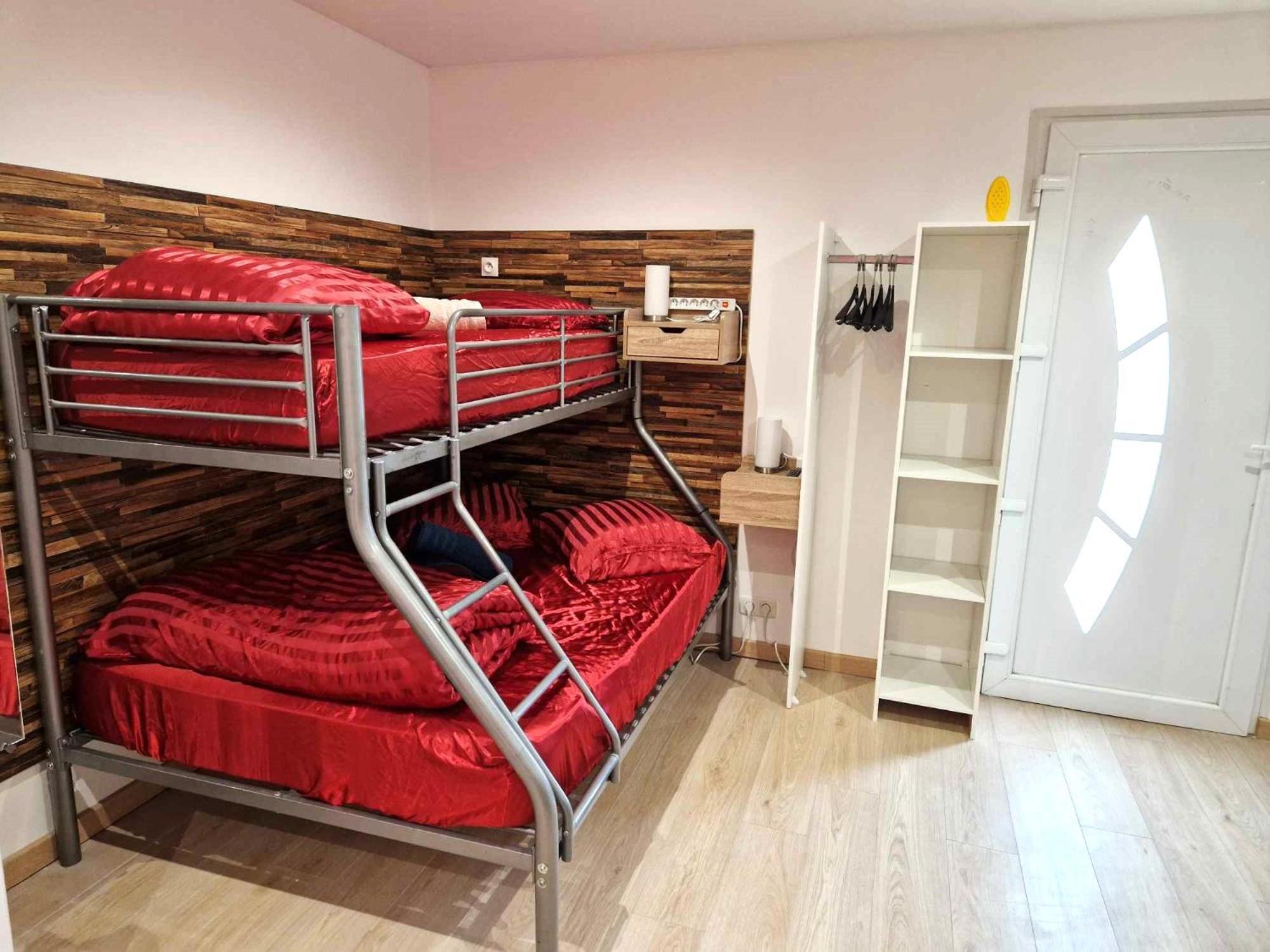 03 - Joli Studio Traversant Situe Au Rdc Avec 2 Lits, Tout Equipe Pour 1, 2 Ou 3 Personnes Maximum, Entree Independante Donnant Sur Parking Dont Une Place Est Reservee Devant La Porte, Grand Fourgon Possible Et Petit Jardin Sur L'Arriere Comme Une Ma Razac-sur-lʼIsle Exteriér fotografie